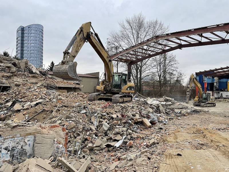 Areál na Envelopě v Olomouci demoluje těžká technika. Leden 2022