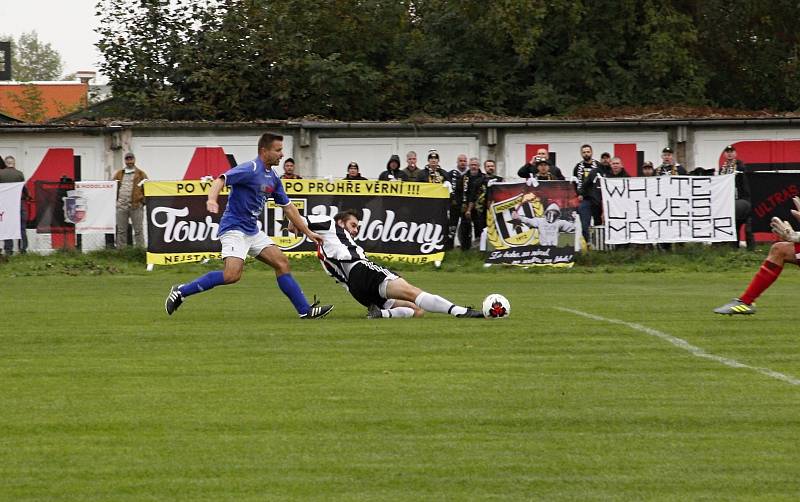 Fotbalisté Sigmy Hodolany (v bílo-černém) porazili Přáslavice 6:1.