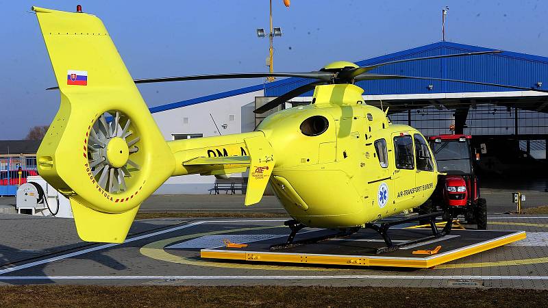 Vrtulník Eurocopter EC135T2 na stanovišti letecké záchranné služby Olomouckého kraje v Olomouci