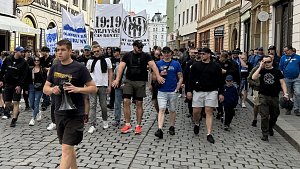 Pochod fanoušků Sigmy před zápasem se Spartou. Od radnice na Horním náměstí vyrazili Riegrovou ulicí směrem na stadion, 28. dubna 2024.