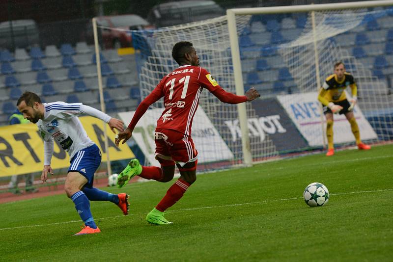 Olomoučtí fotbalisté (v červeném) porazili Znojmo 4:1 a slavili postup do první ligy