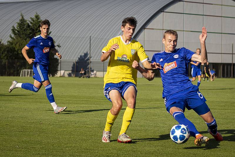 Béčko Sigmy Olomouc (v modrém) v přípravě porazilo Šumperk 4:0.