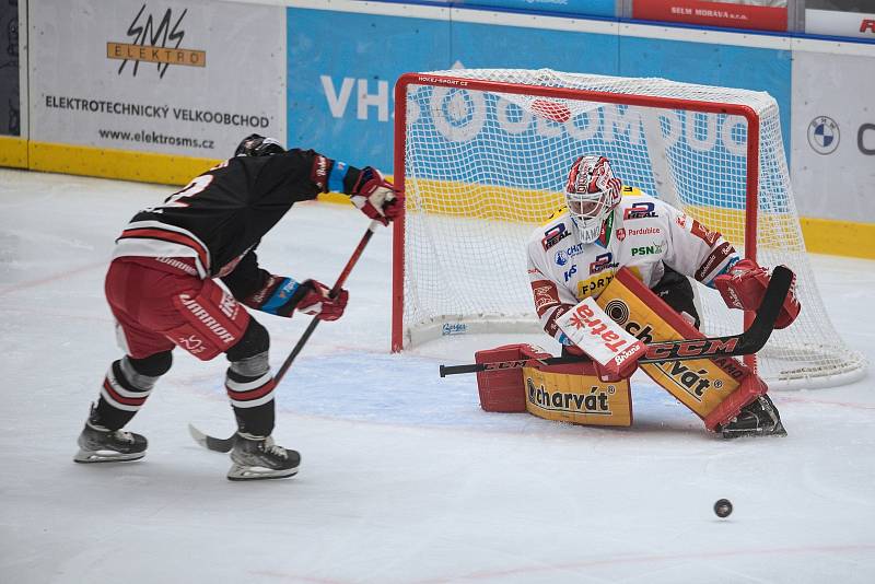 Hokejisté HC Olomouc (v černém) proti HC Dynamo Pardubice (1:2).