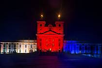 Olomouckou radnici a baziliku na Svatém Kopečku ozářila trikolóra.