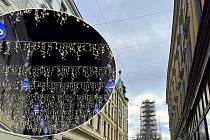 Na kovová lanka pro větrníky v ulici 28. října v Olomouci se vrátí adventní světelná výzdoba. Trochu jiná než v minulosti (ve výřezu)