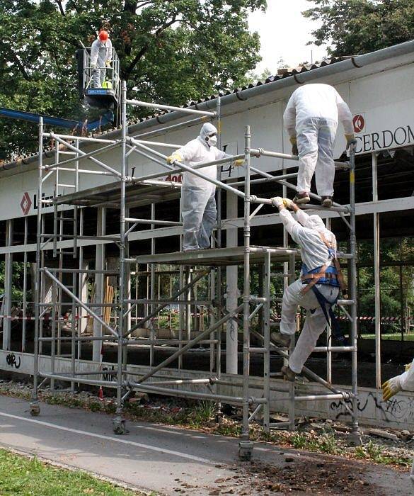 Demolice pavilonu D v olomouckých Bezručových sadech