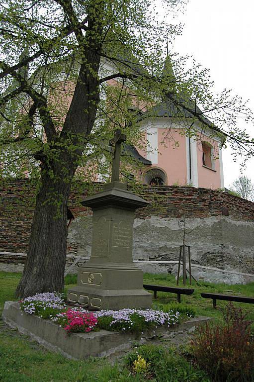 Skauti pracují na obnově poutního místa ve Staré Vodě u Libavé