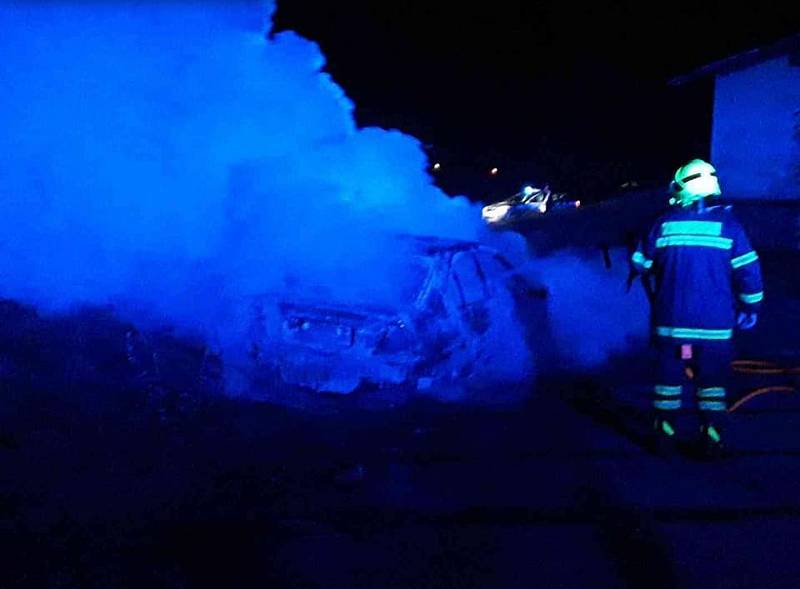 Požár autovraku mezi Troubelicemi a Medlovem, 16. 11. 2019