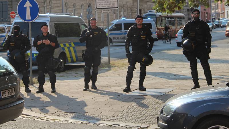 Fanoušci ostravského Baníku pod dohledem policistů rychle vyráží z olomouckého hlavního nádraží k Androvu stadionu. Jejich vlak měl totiž hodinu a půl zpoždění