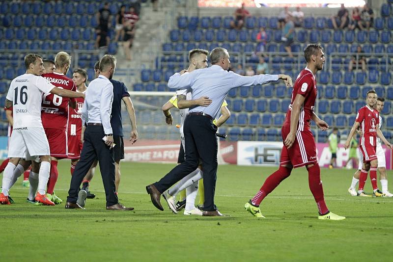 Olomoučtí fotbalisté (v červeném) remizovali se Slováckem 0:0. Tomáš Chorý (vpravo)