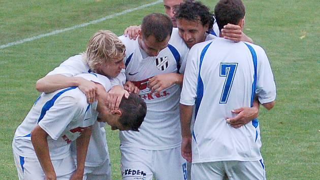 Gólová radost fotbalistů Holice.