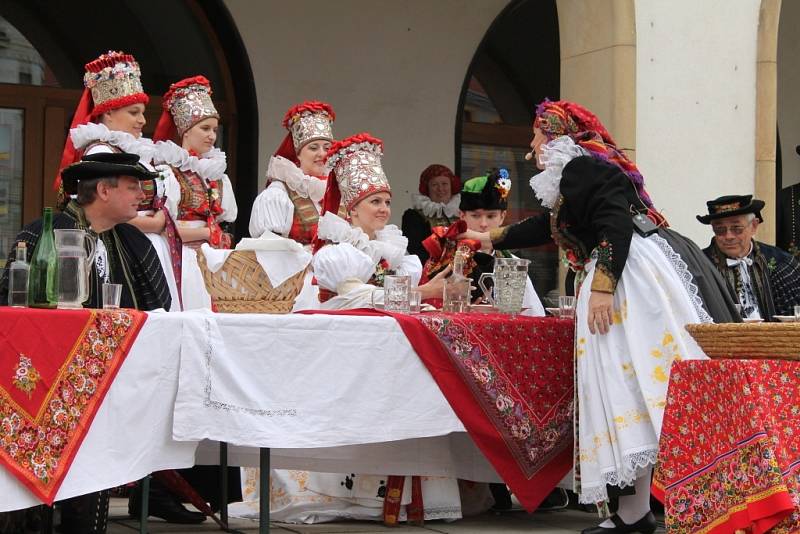 Hanácká svatba na Horním náměstí v Olomouci v podání členů folklorních souborů Klas z Kralic na Hané, Hané a Mladé Hané z Velké Bystřice a také z Hanáckého mužského sboru Rovina.