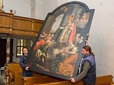 Stěhování obrazu sv. Valentýna z kaple kostela sv. Michala do Arcidiecézního muzea