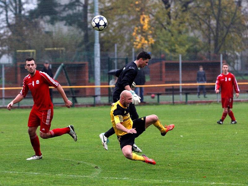 Fotbalisté Nových Sadů (ve žlutém) proti Kojetínu