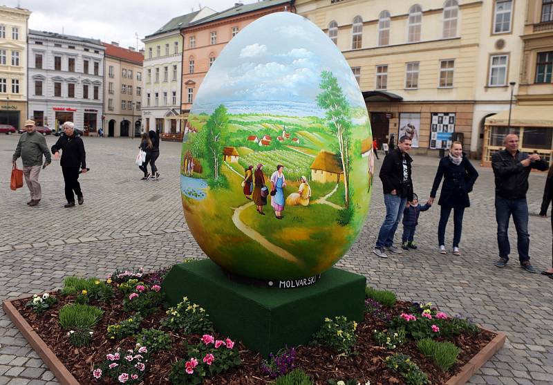 Chorvatští výtvarníci namalovali obří kraslici pro olomoucké náměstí.