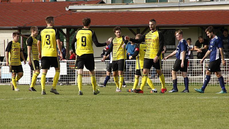 Fotbalisté Nových Sadů (ve žlutém) ovládli derby ve Slavoníně výsledkem 9:1.