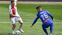 Čtvrtfinále českého fotbalového poháru MOL Cup: SK Sigma Olomouc - SK Slavia Praha 28. dubna 2021 v Olomouci. (zleva) Jan Bořil ze Slavie a Martin Hála z Olomouce.