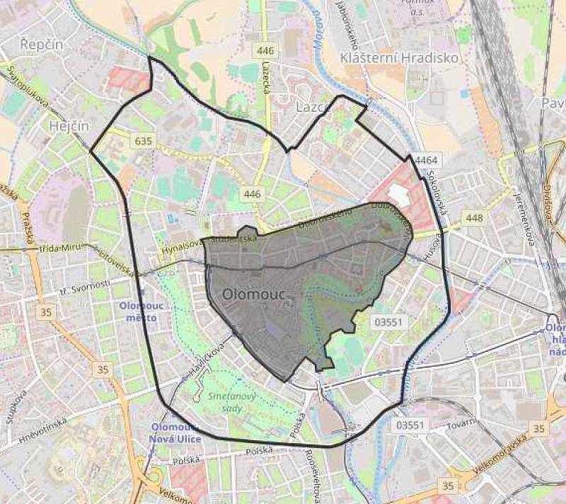 Městská památková rezervace v Olomouci (šedá plocha) a její ochranné pásmo (modrá linie)