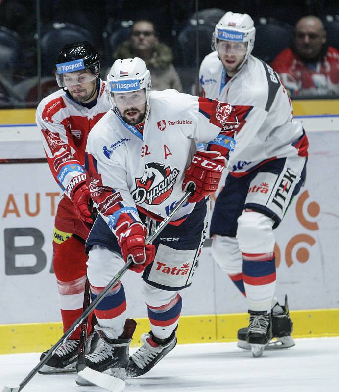 Hokejové utkání Tipsport extraligy v ledním hokeji mezi HC Dynamo Pardubice (bílém) a HC Olomouc (v červeném) v pardubické ČSOB pojišťovna ARENA.