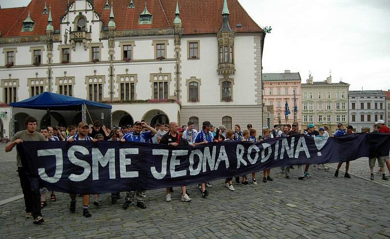 Fanoušci fotbalového týmu SK Sigma Olomouc uspořádali pochod z Horního náměstí na Andrův stadion