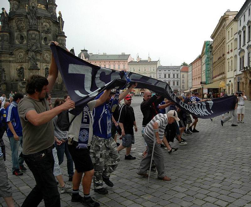 Fanoušci fotbalového týmu SK Sigma Olomouc uspořádali pochod z Horního náměstí na Andrův stadion