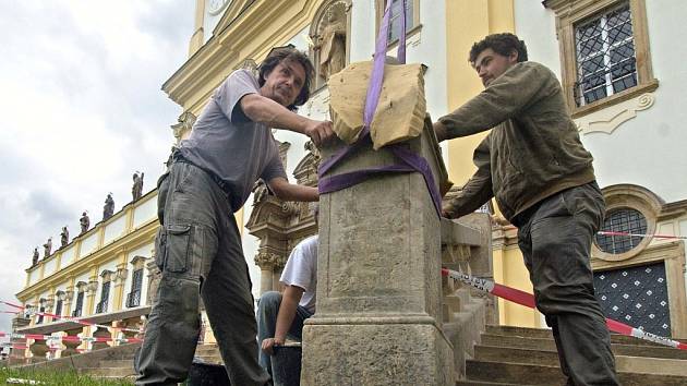 Návrat soch před vstup do baziliky Navštívení Panny Marie na Svatém Kopečku u Olomouce