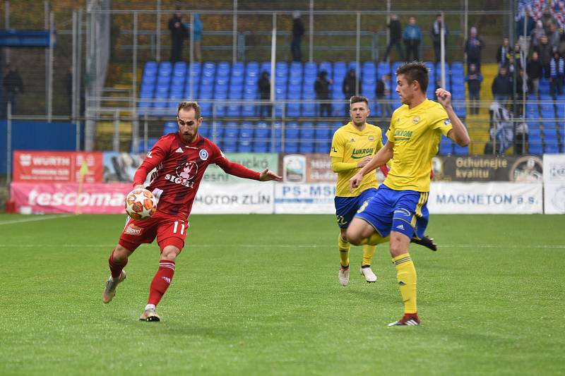 Fotbalisté Zlína (ve žlutém) porazili v nejvyšší soutěži na domácím hřišti Olomouc 1:0.