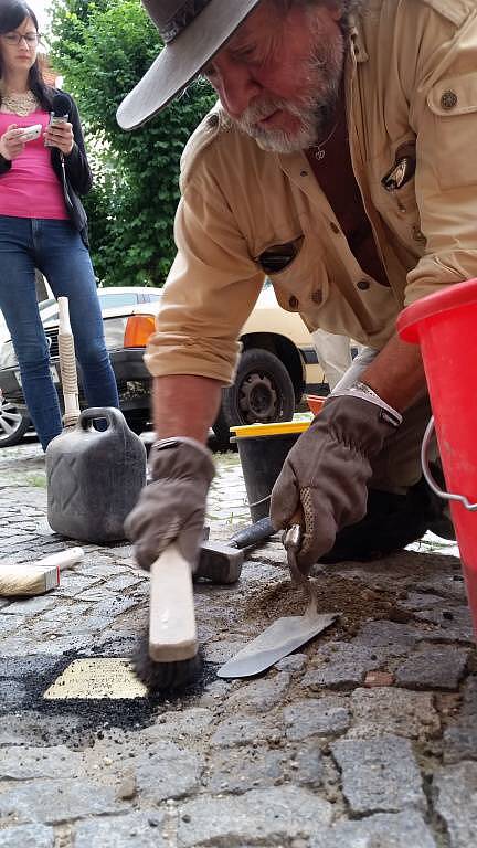 Pokládání Kamenů zmizelých (Stolpersteine) v Olomouci za účasti německého autora projektu Guntera Demniga.