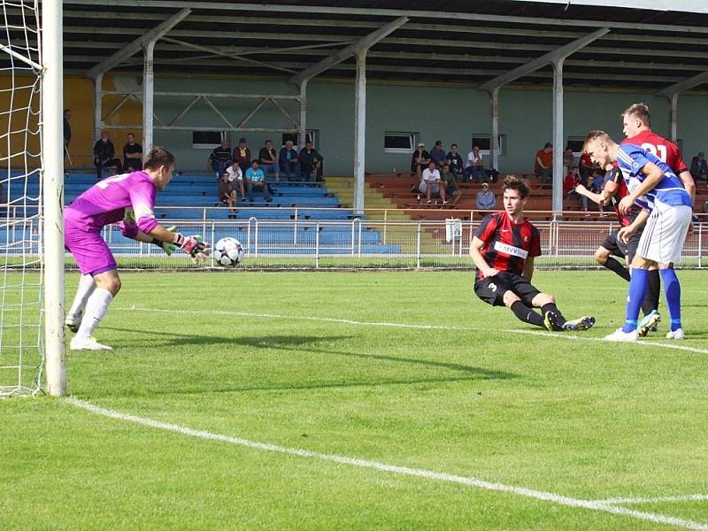 Fotbalisté Uničova (v modro-bílém) proti béčku Opavy