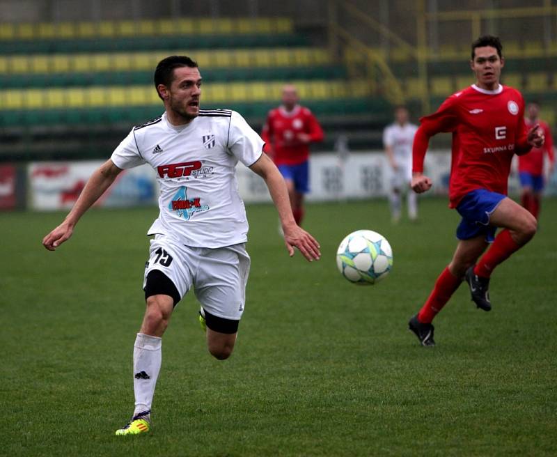 Fotbalisté Holice (v bílém) porazili Třebíč 1:0.