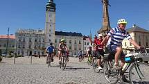 Deset královéhradeckých cyklistů v Olomouci a okolí.