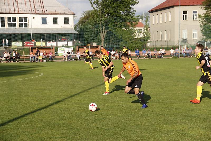 Fotbalisté Nových Sadů (ve žluto-černém) porazili Šternberk 3:1.