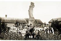 POMNÍK OBĚTEM PADLÝM V PRVNÍ SVĚTOVÉ VÁLCE. Socha byla slavnostně odhalena 24. června v roce 1928 k desátému výročí vzniku samostatného státu. Autorem sochy Vlast je Julius Pelikán, dílo je památkou na bohatou činnost Odboru národní jednoty.