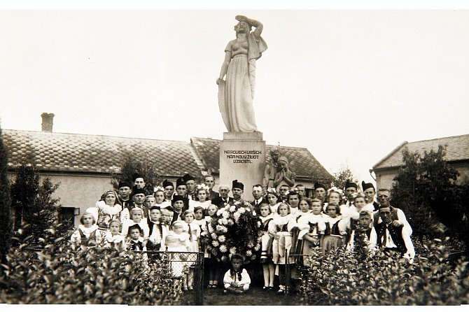 POMNÍK OBĚTEM PADLÝM V PRVNÍ SVĚTOVÉ VÁLCE. Socha byla slavnostně odhalena 24. června v roce 1928 k desátému výročí vzniku samostatného státu. Autorem sochy Vlast je Julius Pelikán, dílo je památkou na bohatou činnost Odboru národní jednoty.