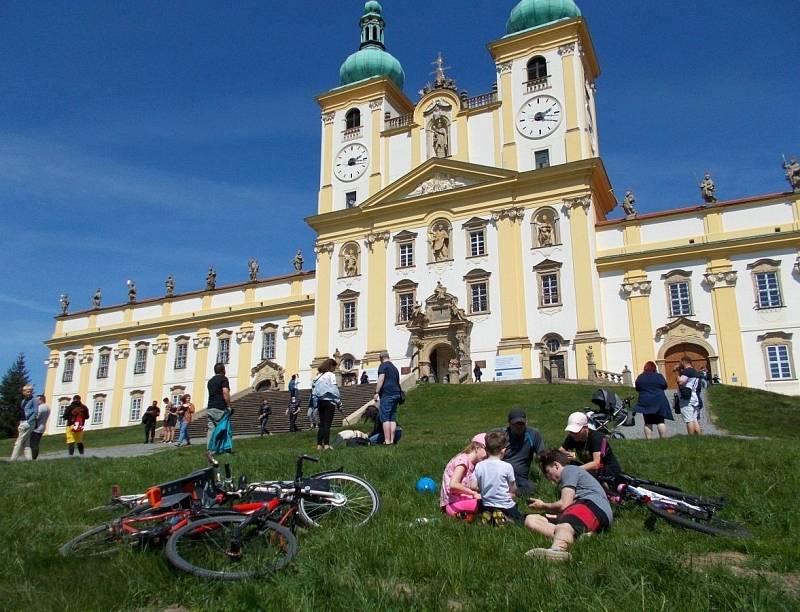 Nedělní odpoledne u baziliky na Sv. Kopečku u Olomouce, 9. května 2021