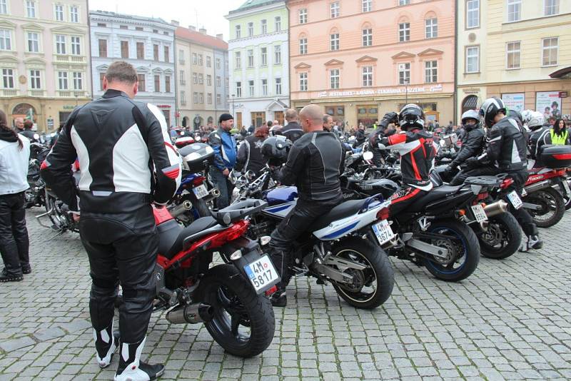 Motorkáři na olomouckém Horním náměstí