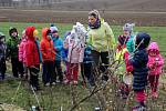 Jaro vítaly v pondělí dopoledne děti z mateřinky v Přáslavicích na Olomoucku. Společně vynášely zimu, kterou si samy vyrobily