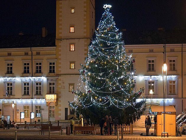 Za nejkrásnější vánoční strom roku 2016 vybrali čtenáři smrk, který stál na náměstí v Litovli. 