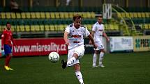 Fotbalisté Holice (v bílém) porazili Třebíč 1:0.