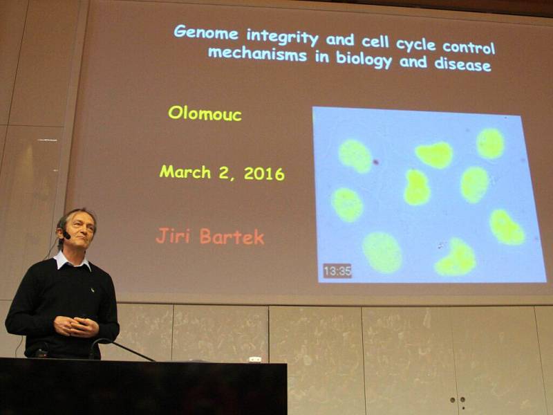 Nejcitovanější český vědec v oblasti biologických a medicínských věd Jiří Bártek vystoupil v aule přírodovědecké fakulty v Olomouci.