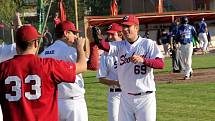 Olomoučtí baseballisté (v bílém) porazili v baráži Hlubokou nad Vltavou 3:1 na zápasy a zachránili se v extralize. Michal Kohout