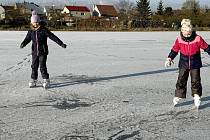Od vánoční povodně zatopené louky a pole u lužních lesů na Olomoucku zamrzly a prohánějí se na nich bruslaři. Na snímku bruslí školáci na poli ve Střeni, 12. ledna 2024.