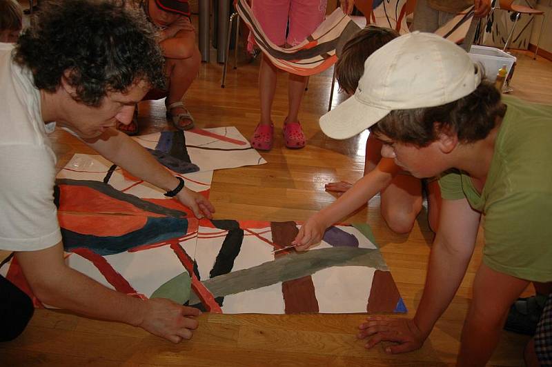 Děti při malování v prázdninové dílně
