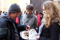 Dobrovolníci na Blažejském náměstí v centru Olomouce rozdávali jídlo lidem bez domova