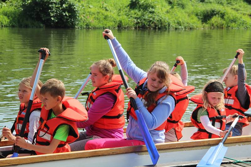 Klidnou hladinu řeky Moravy v sobotu zčeřily posádky na dračích lodí. Týmy dospělých i dětí si zasoutěžily na akci Bernhardt Olomoucký drak 2016.