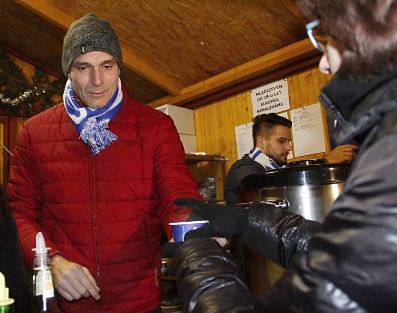 Fotbalisté Sigmy prodávali punč pro Dobré místo pro život.Miloš Buchta