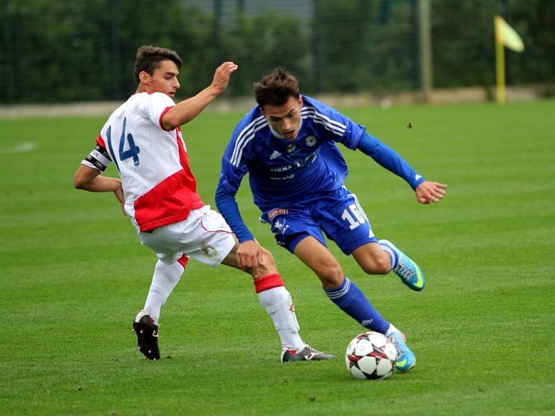 Fotbalisté Sigmy (v modrém) v zápase Juniorské ligy proti Slavii Praha