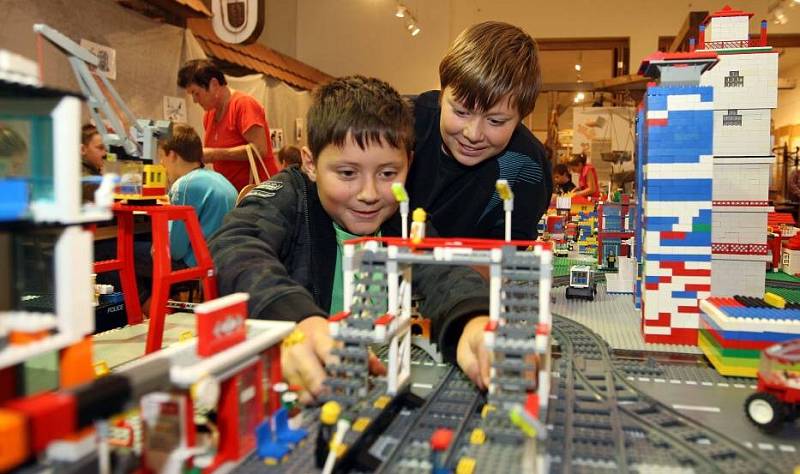 V litovelském muzeu staví děti městěčko z Lega