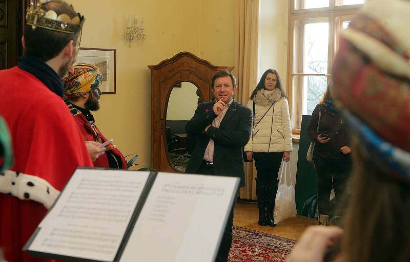 Tři králové zamířili koledovat do významných olomouckých institucí. Kostýmy Kašpara, Melichara a Baltazara na sebe vzali olomoucký biskup Antonín Basler, vedoucí střediska Samaritán Charity Olomouc Petr Prinz a ředitel hospice na Sv. Kopečku Jiří Borik, t