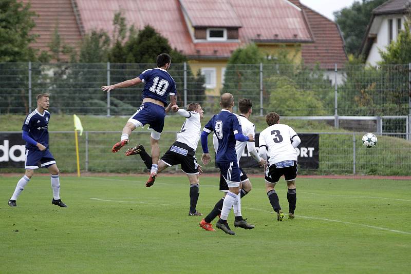 Fotbalisté Uničova remizovali s Rýmařovem (v bílém) 1:1